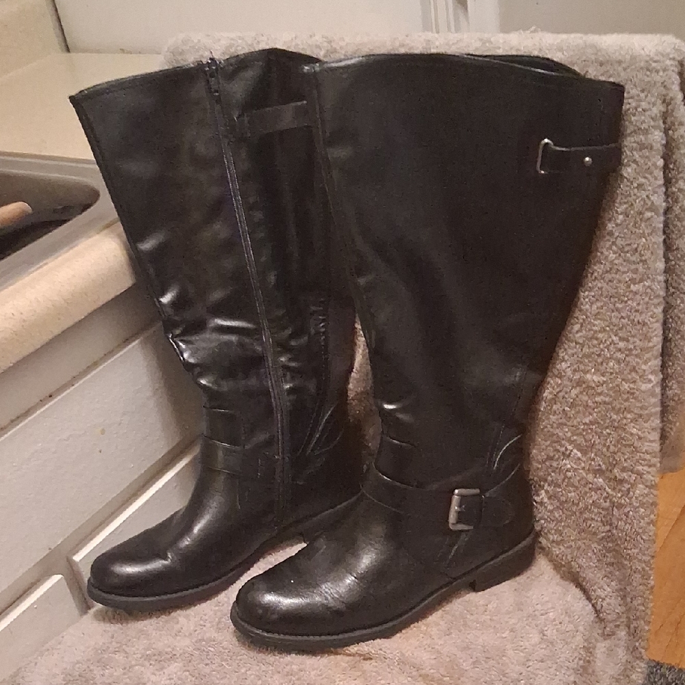 Sleek Black Leather Heeled Boots